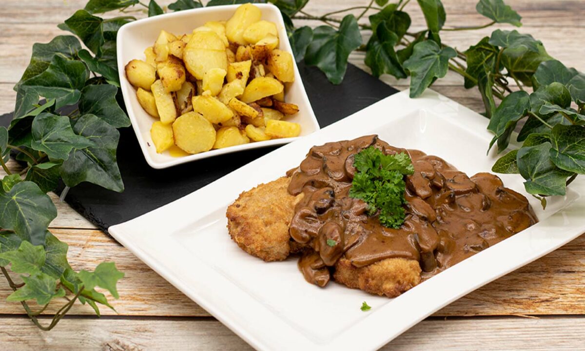 Schnitzel mit Jäger- oder Zigeunersauce Bratkartoffeln